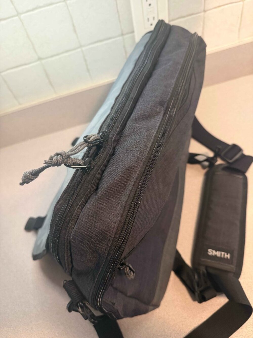 SMITH Messenger Bag / Shoulder Bag – Great Condition – Tons of Storage - Picture 2 of 4